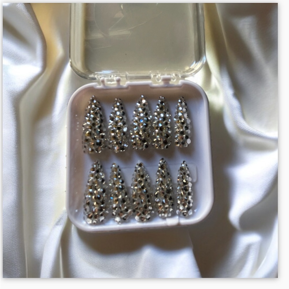 Press on nails